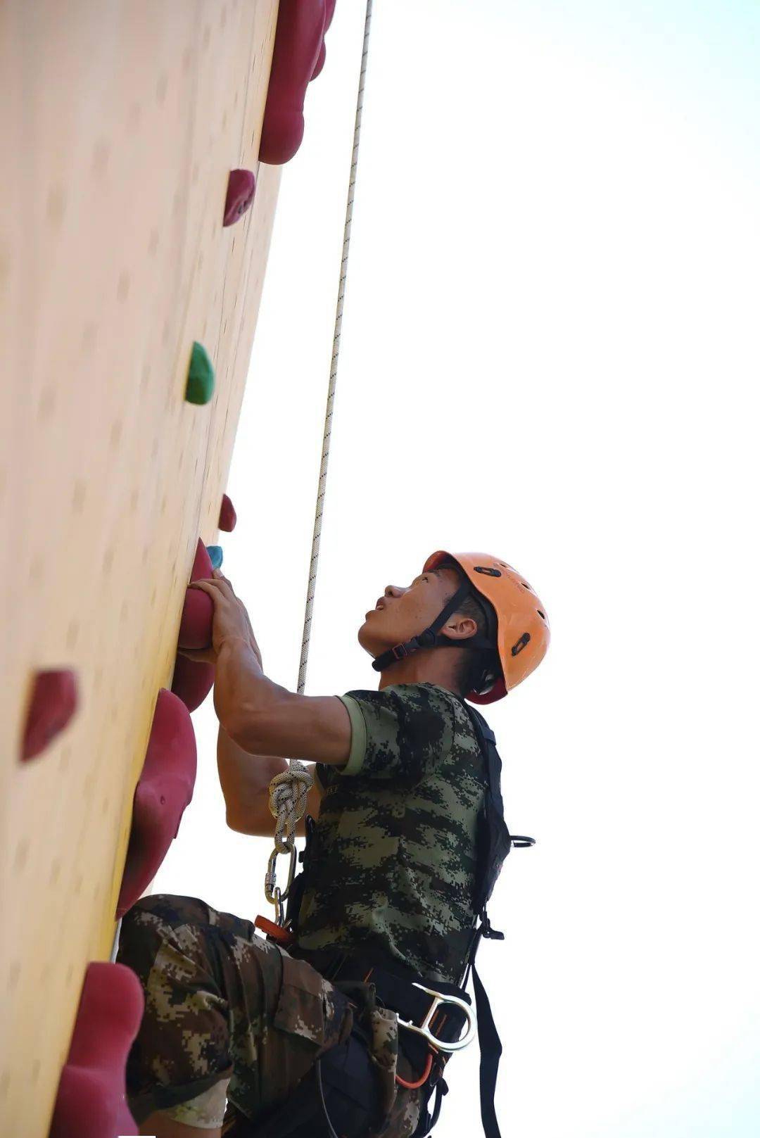 米兰娱乐 -关键时刻体能课后，里昂战术微调备战足总杯，话题不断，训练强度明显提升 