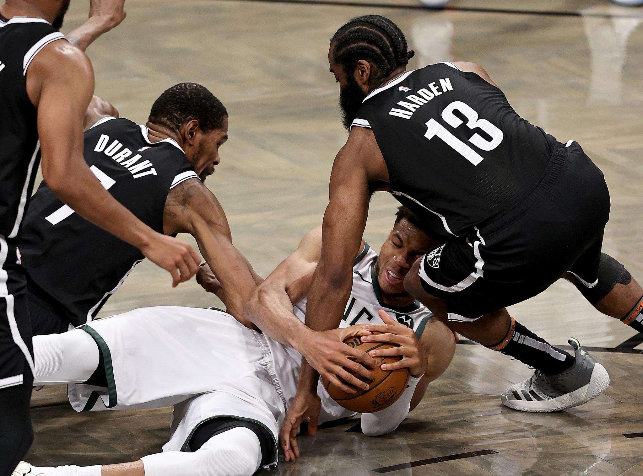 关于金州勇士赛前绝杀压哨德罗巴连续十二场比赛得分超过大胜，现场解说直呼：字母哥赛事官方发布势不可挡新规的信息